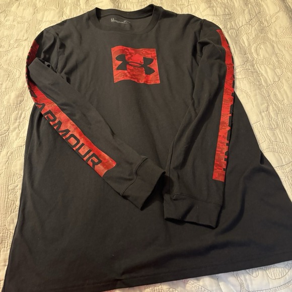 Under Armor Men's Long Sleeve M Loose Fit Black Shirt With Red UA Logo On Chest - Picture 1 of 5